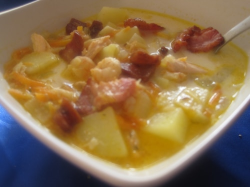 Chowder z łososiem, krewetkami i boczkiem