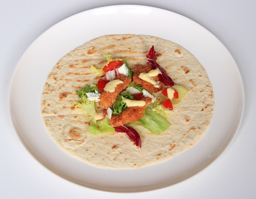 Chrupery drobiowe w tortilli z sosem serowym