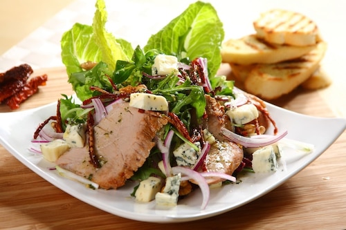 Przepis na Chrupiąca sałata z polędwiczkami Chrupiąca sałata z polędwiczkami