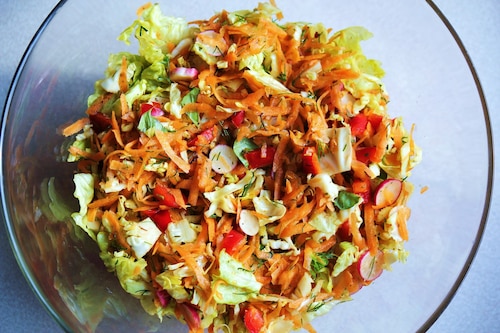 Chrupiąca surówka w orientalnym stylu