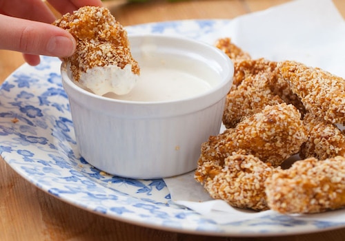 Chrupiące nuggetsy z sosem czosnkowym 