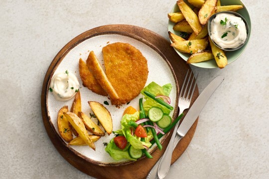 Przepis na Chrupiące roślinne burgery z frytkami i sałatką  Chrupiące roślinne burgery z frytkami i sałatką