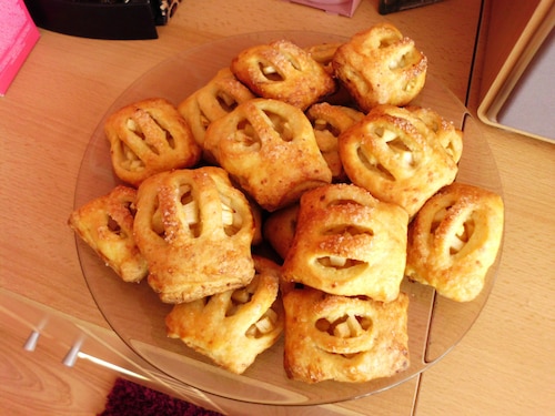 Przepis na Ciasteczka półfrancuskie serowe z jabłkami i cynamonem Ciasteczka półfrancuskie serowe z jabłkami i cynamonem