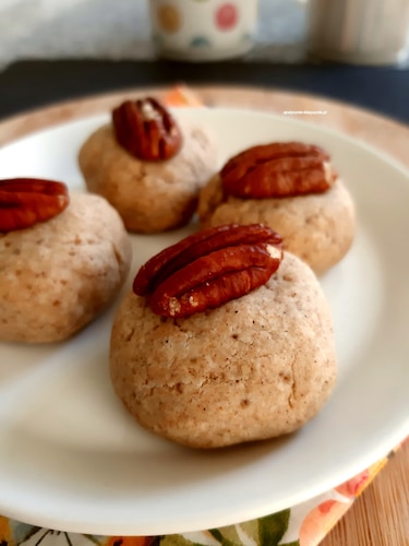 Kruche ciasteczka cynamonowe z orzechami