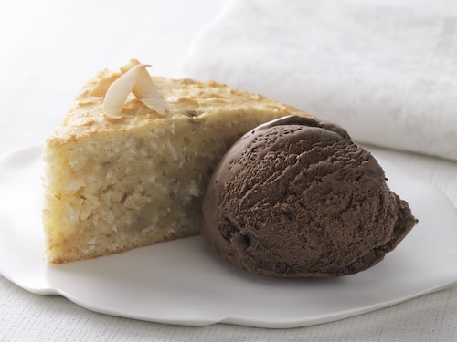 Ciasto bananowo-kokosowe podawane na ciepło