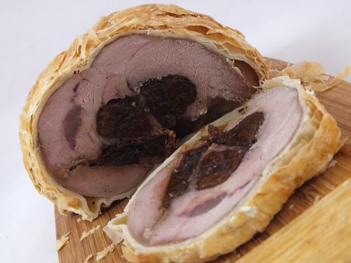 Cielęcina ze śliwkami w cieście francuskim