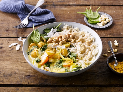 Przepis na Kokosowe curry ze szpinakiem i pomidorami Kokosowe curry ze szpinakiem i pomidorami