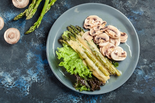 Szparagi zapiekane pod serem