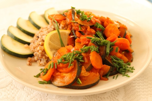 Cukinia duszona z marchewką, imbirem i cytryną