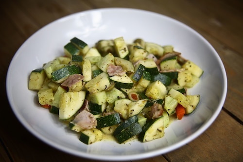 Cukinia duszona z szynką i oliwkami