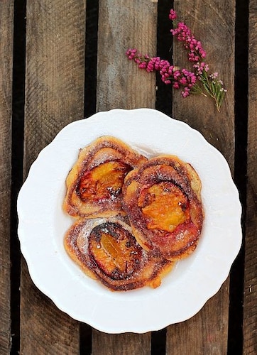 Przepis na Cynamonowe racuchy ze śliwkami Cynamonowe racuchy ze śliwkami