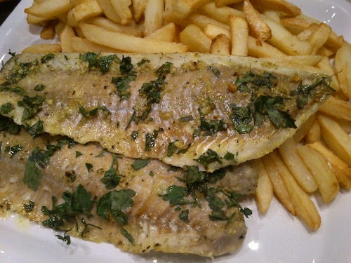 Cytrynowa ryba z masłem i pietruszką