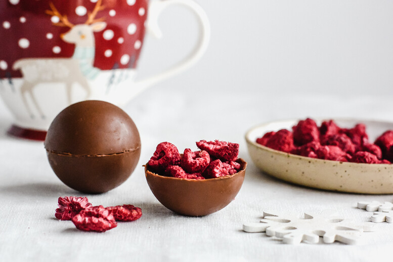 Przepis na Czekoladowe kule z liofilizowanymi malinami Czekoladowe kule z liofilizowanymi malinami