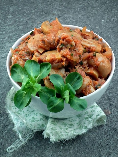 Przepis na Czerwona sałatka pieczarkowo tuńczykowa Czerwona sałatka pieczarkowo tuńczykowa