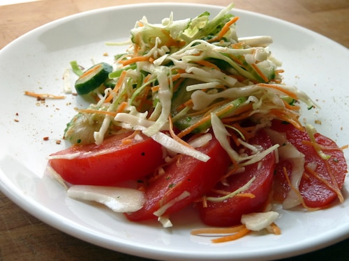 Czosnkowa surówka z białej kapusty