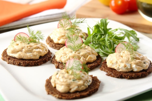 Dekoracyjne mini kanapki z pastą jajeczną