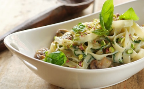 Przepis na Delikatne tagliatelle z pieczarkami i pistacjami Delikatne tagliatelle z pieczarkami i pistacjami