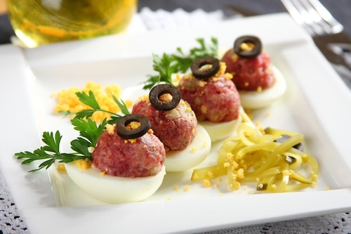 Przepis na Delikatny tatar w jajach Delikatny tatar w jajach