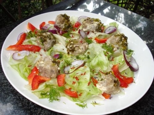 Kolorowa sałatka z pulpecikami