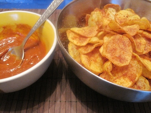 Domowe chipsy kartoflane z pikantnym dipem