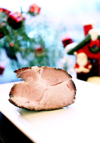 Domowy baleron pieczony w ziołach