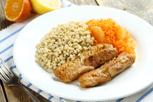 Przepis na Dorsz pieczony, podany z kaszą pęczak i surówką z marchwi Dorsz pieczony, podany z kaszą pęczak i surówką z marchwi