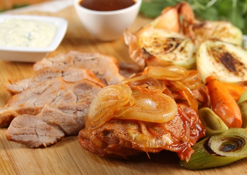 Karkówka z cebulą i tzatziki