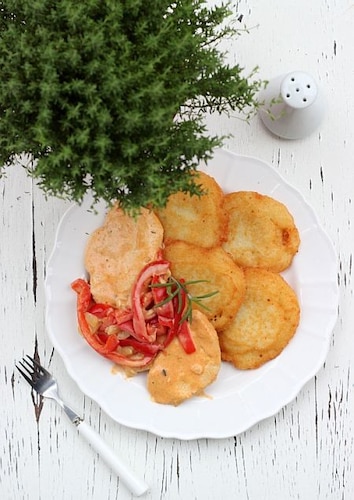 Drobiowy strogonow z plackami ziemniaczanymi