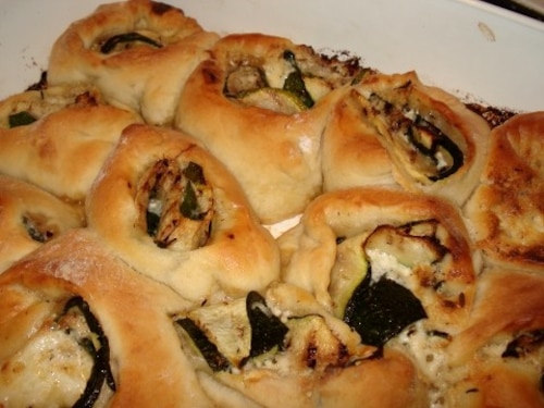Przepis na Drożdżowe roladki z cukinią i serem feta Drożdżowe roladki z cukinią i serem feta