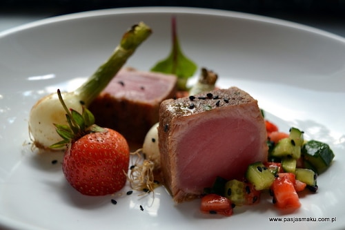 Tuńczyk marynowany w sosie sojowym z ragoût ogórkowo - truskawkowym i karmeli...