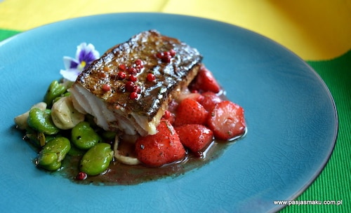 Polędwica z dorsza, bób z czarnuszką, truskawki z różowym pieprzem i lawendą 