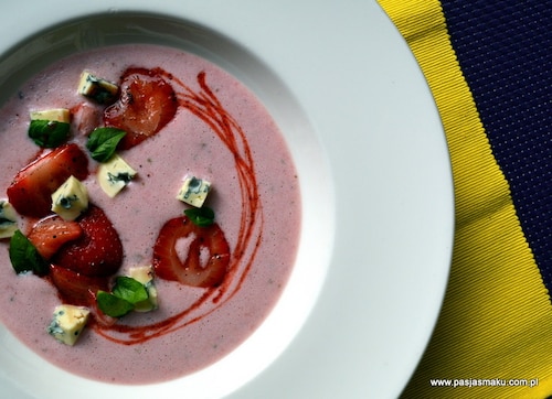 Chłodnik truskawkowy z bazylią, imbirem i serem Dor Blue