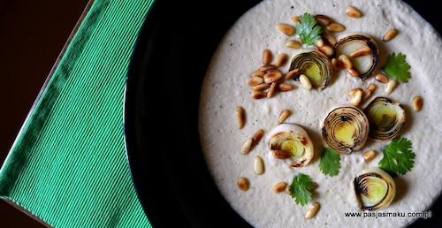 Krem-cappucinno z przegrzebków z porem i orzeszkami pinii