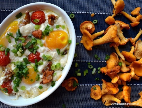 Kurki zapiekane z jajkiem i kozim serem