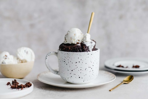 Ciasto w kubku z mikrofali podawane z lodami Carte d'Or