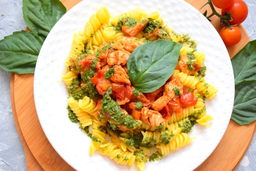 Makaron z kuraczkiem i pomidorami