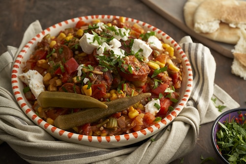 Duszona okra z pomidorami po kreolsku