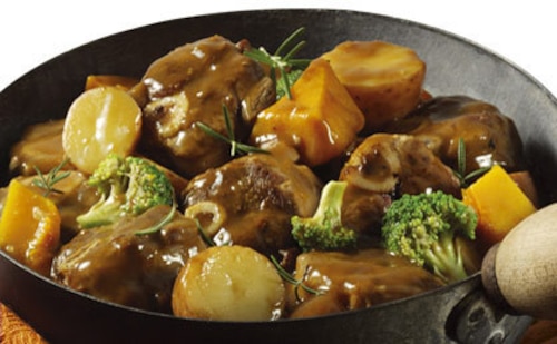 Duszone golonki jagnięce z warzywami 