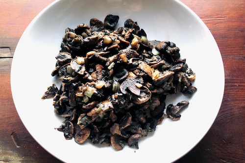 Duszone grzyby leśne po włosku