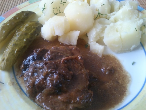 Duszony schab w sosie winno-śliwkowym