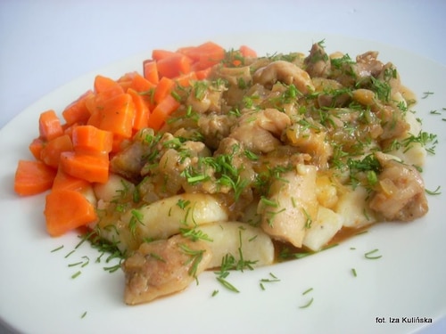 Przepis na Duszony udziec z kurczaka w sosie maślano-cebulowo-czosnkowym Duszony udziec z kurczaka w sosie maślano-cebulowo-czosnkowym