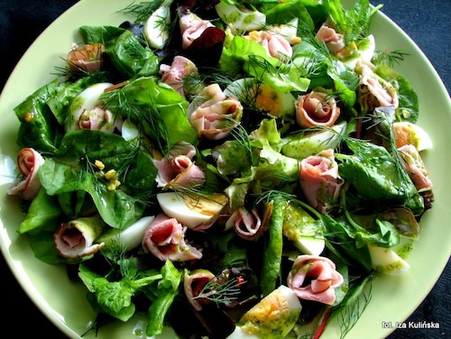 Duży talerz sałaty lunchowej, koperkowej