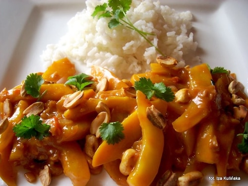 Dynia w sosie orzeszkowym 