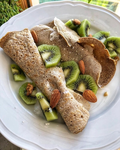 Naleśniki owsiane z twarogiem i orzechami