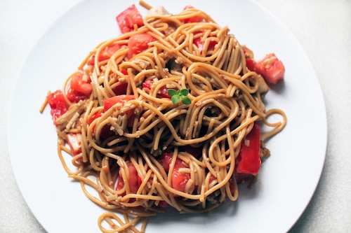 Ekspresowe pełnoziarniste spaghetti z pomidorami i sezamem