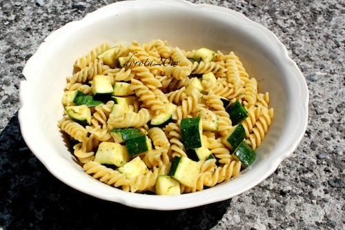Przepis na Ekspresowy makaron fusilli z cukinią i bazyliowym pesto Ekspresowy makaron fusilli z cukinią i bazyliowym pesto