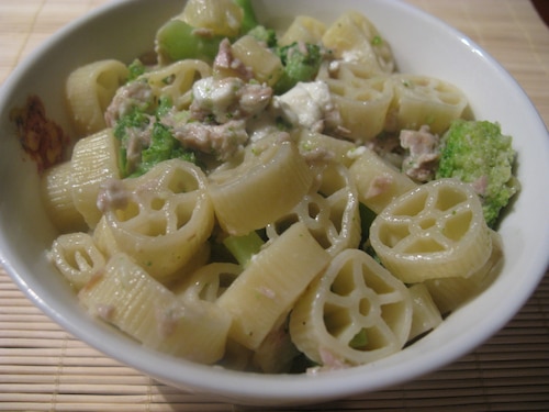 Ekspresowy makaron z brokułem tuńczykiem i fetą