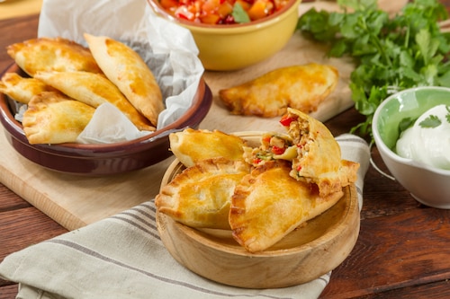 Przepis na Empanadas z pieczonych udek kurczaka Empanadas z pieczonych udek kurczaka