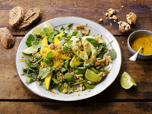 Przepis na Egzotyczna sałatka z młodego szpinaku Egzotyczna sałatka z młodego szpinaku