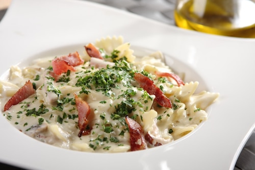Przepis na Farfalle z pieczarkami i szynką Farfalle z pieczarkami i szynką